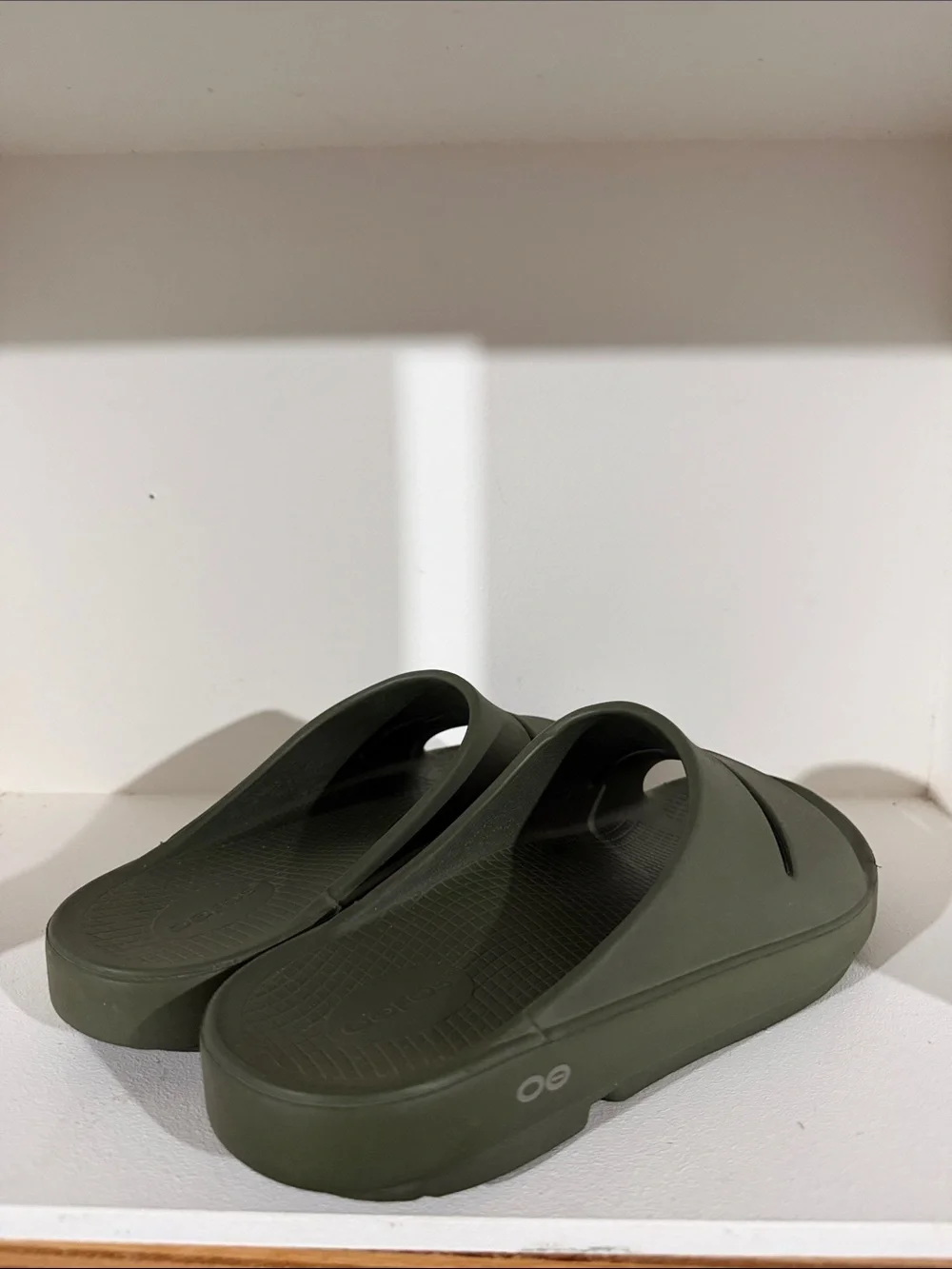 Oofos Ooahh recovery slides olive green Men’s Size 10 Women’s 11